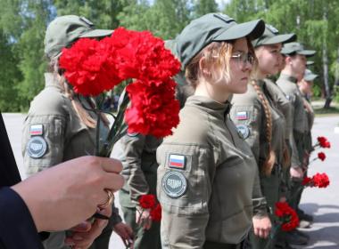 Курсанты филиала Центра «ВОИН» возложили цветы к памятнику Пограничникам-Уральцам