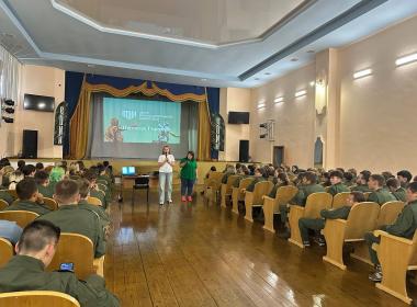 В рамках летней смены «Время юных героев» курсанты Центра «ВОИН» провели урок мужества «Именем героя»