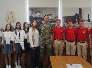 Инструктор Центра «ВОИН» ветеран СВО Егор Соков. провел Урок мужества для школьников