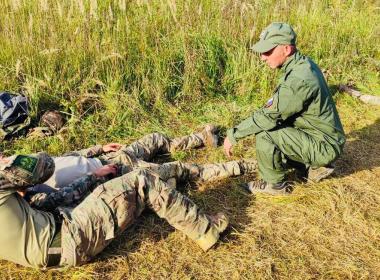 Инструктор Центра «ВОИН» из Кузбасса Алексей Бурлаков проводит занятия для курсантов Военного университета