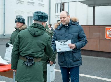 Директор Центра «ВОИН» Дмитрий Шевченко вручил курсантам Военного университета сертификаты об окончании обучения