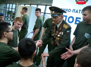 Ветеран передал Центру «ВОИН» Знамя Победы в День разгрома нацистов в Сталинградской битве