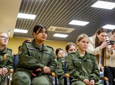 Герой РФ Степан Белов пообщался с курсантами и подарил Центру «ВОИН» флаг танковых войск