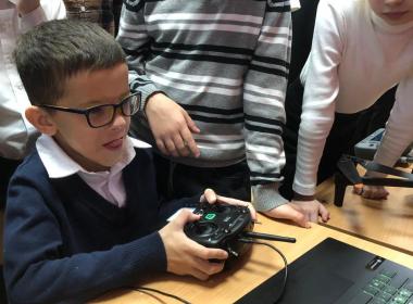 Урок «Профессия моего папы» в Южно-Сахалинске: дети учатся управлять БПЛА