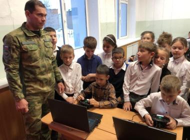 Урок «Профессия моего папы» в Южно-Сахалинске: дети учатся управлять БПЛА