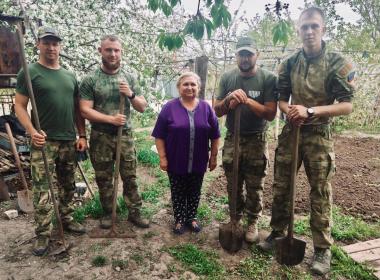 Инструкторы и курсанты Центра «ВОИН» поздравили ветеранов в преддверии Дня Победы