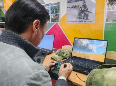 Глава Республики Калмыкия Бату Хасиков посетил Центр «ВОИН»